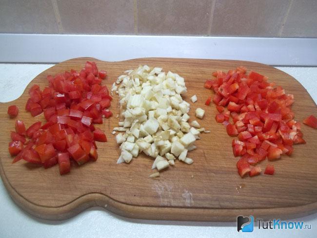 Баклажанная мякоть, помидоры и перец нарезаны мелкими кубиками
