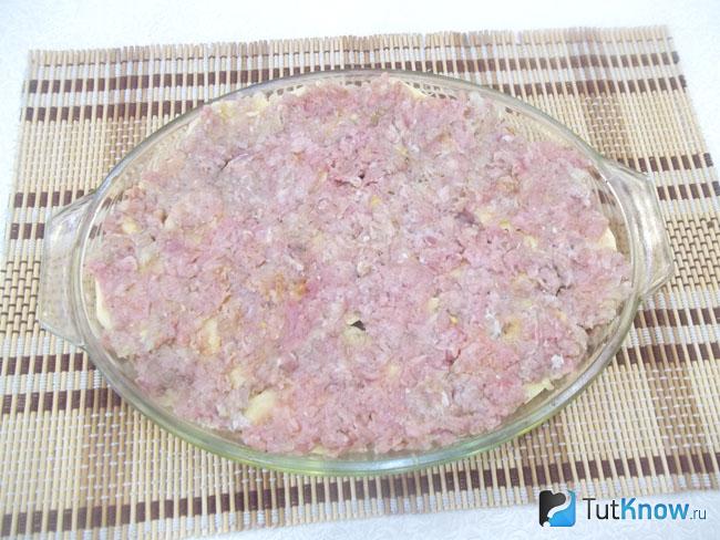 На картофель выложен  фарш