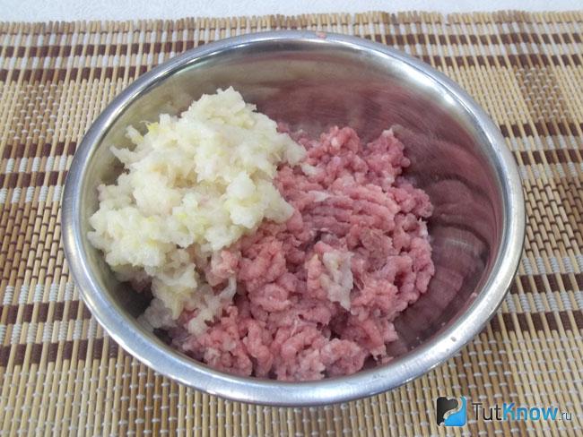 Мясо и репчатый лук перекручены
