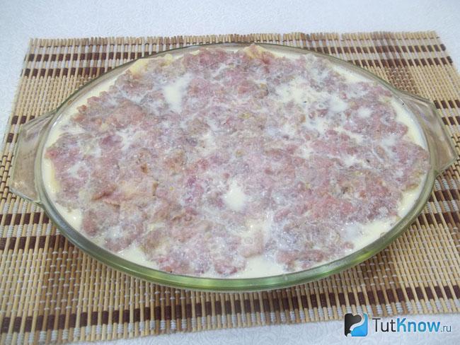 Молочным соусом залит картофель с фаршем