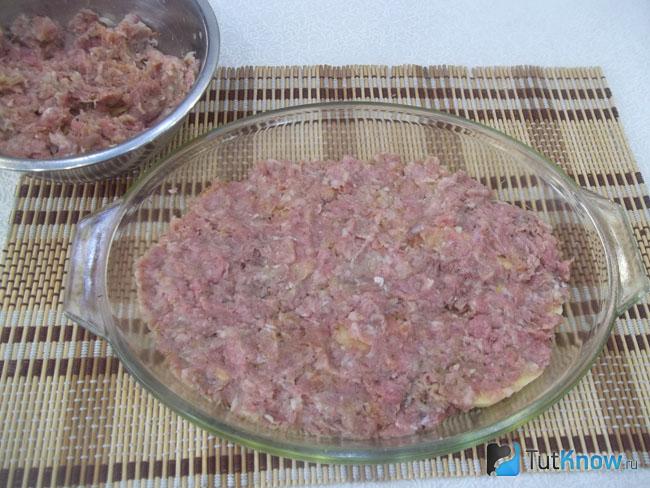 На картофель выложен фарш