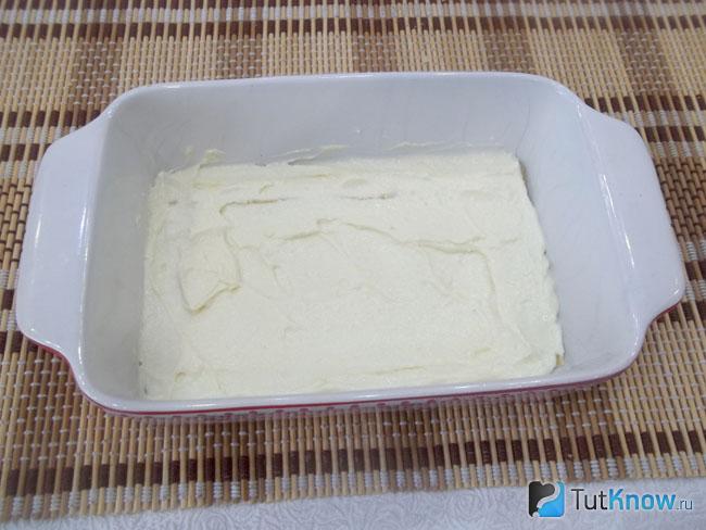Листы лазаньи смазаны творожной массой