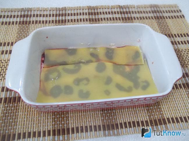 Сверху выложены листы лазаньи