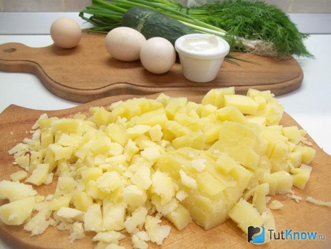 Картофель отварен, очищен и нарезан
