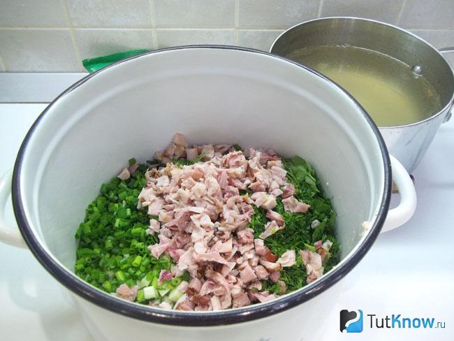 Все продукты соединены в кастрюле