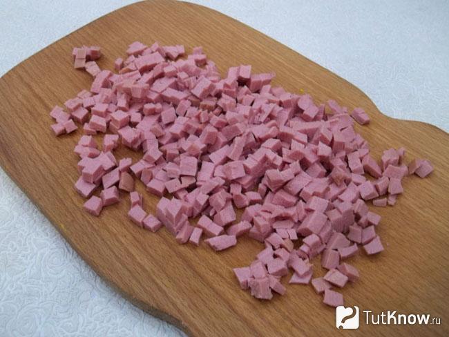 Колбаса нарезана кубиками