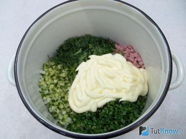 В кастрюлю сложены все продукты, добавлен майонез и уксус