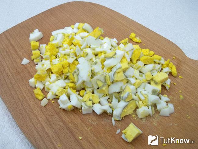 Яйца отварены и нарезаны кубиками