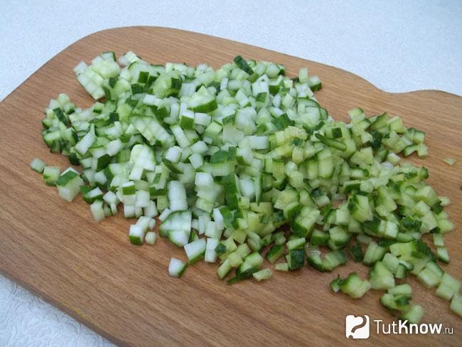 Огурцы нарезаны кубиками