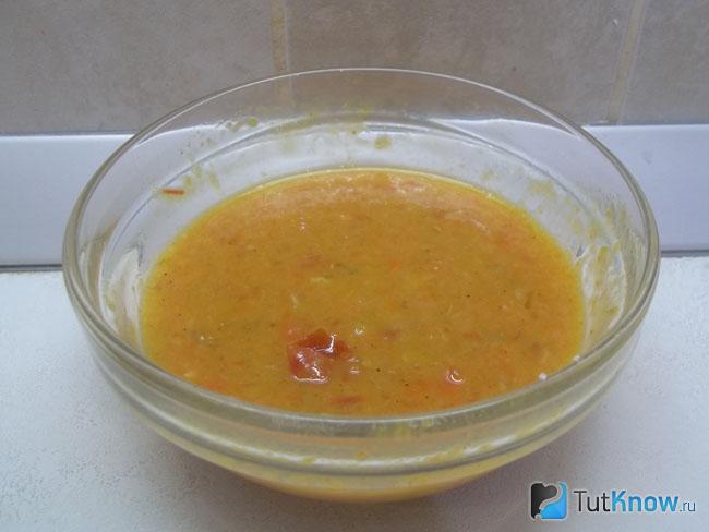 Яйца перемешаны с кабачковой икрой