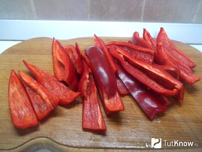 Перец очищен от семян и нарезан дольками