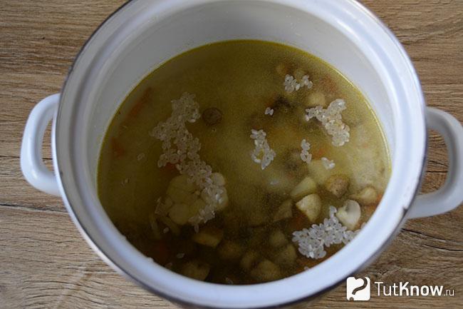 Кастрюля с грибами и рисом
