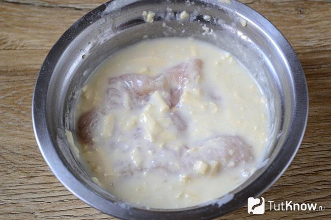 Кусок мяса в миске с кляром