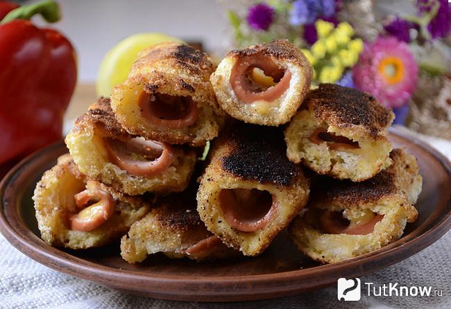 Хлебные рулетики поданы к столу