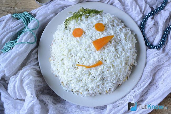 Салат «Снеговик» с яйцами, рыбными консервами и кукурузой подан к столу