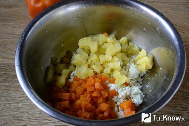 Отваренные морковь и картофель добавлены к яйцам и кукурузе