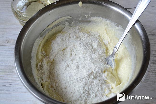 Просеянная мука добавлена к творожной массе