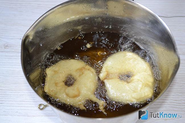Яблочные колечки жарятся во фритюре