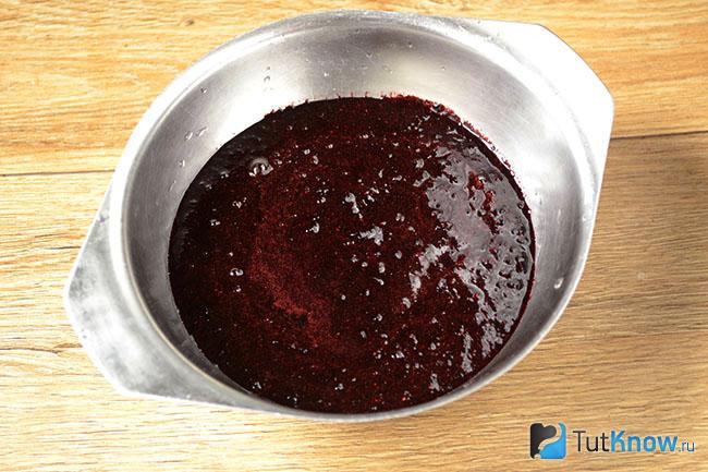 Миска с черничной массой