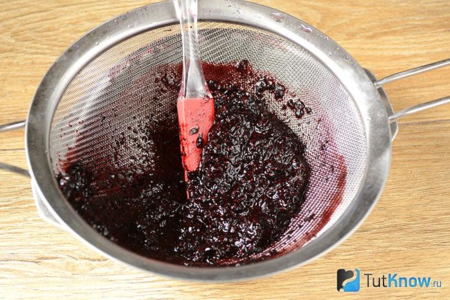 Черничная масса перетирается через сито