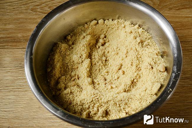 Миска с измельченным печеньем