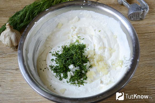 Укроп добавлен к смеси из творога и сметаны