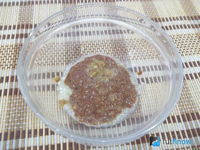 Лук, чеснок и печень перекручены через мясорубку