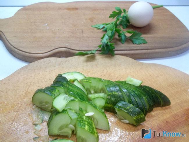 Огурцы нарезаны полукольцами