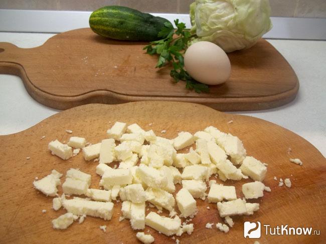 Сыр нарезан кусочками