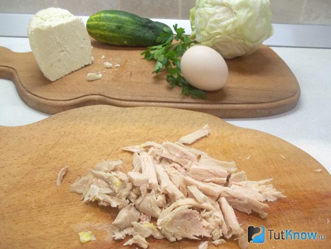 Отварное мясо нарезано кусочками