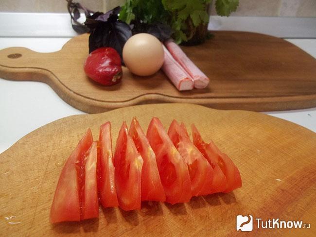 Помидоры нарезаны дольками