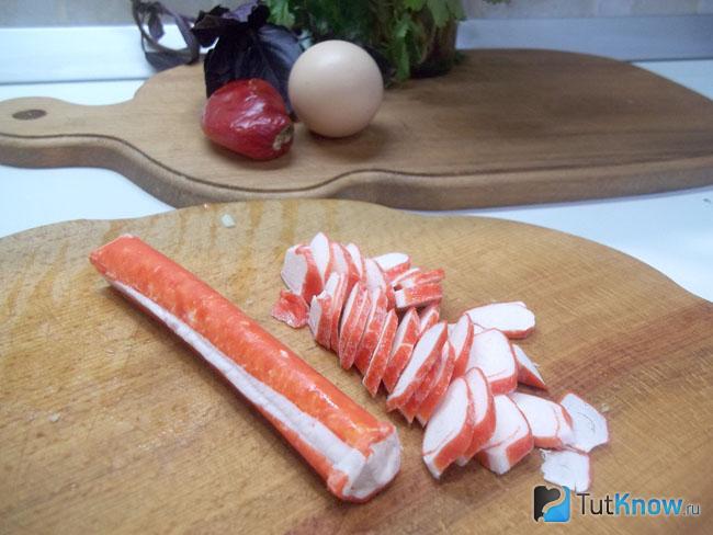 Крабовые палочки нарезаны соломкой