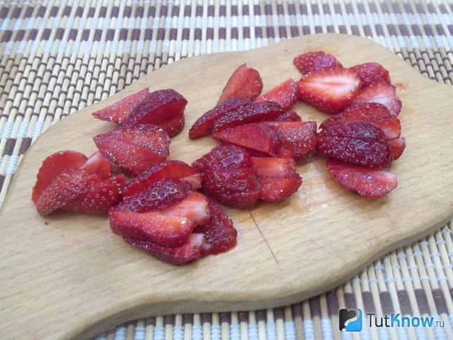 Клубника нарезана дольками