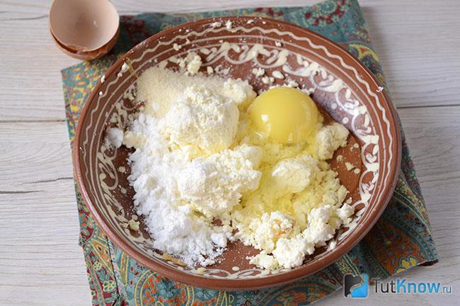 Творог, яйцо, манка, сахар и мука в одной миске