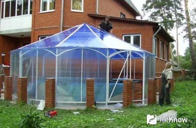 Каркас из ПВХ покрыт поликарбонатом