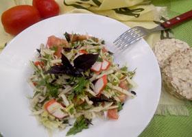 Крабовый салат с капустой и помидорами