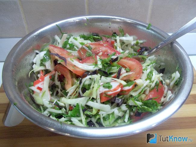 Готовый крабовый салат с капустой и помидорами