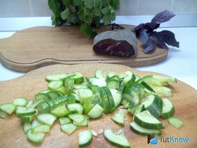 Огурцы нарезаны полукольцами