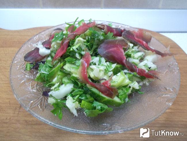 Готовый салат с капустой, огурцами и балыком
