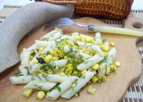 Теплый салат с макаронами, кукурузой и зеленью