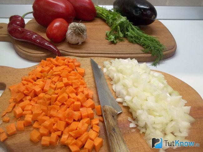 Морковь и лук очищены и нарезаны кубиками