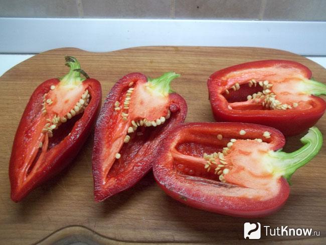 Перцы разрезаны пополам и удалена сердцевина