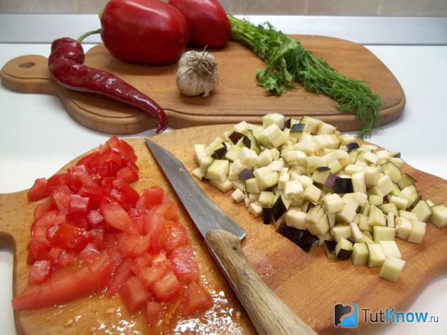 Помидоры и баклажаны нарезаны кубиками