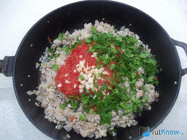 В сковороду добавлен томат, зелень и пряности