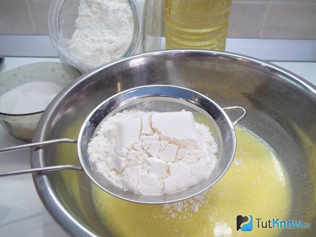 К жидким продуктам насыпана мука