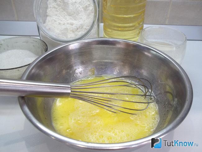 В миску налито молоко и жидкие продукты перемешаны