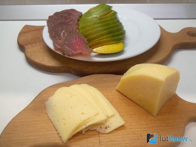 Сыр нарезан слайсами