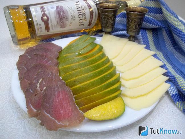 Продукты выложены на тарелку и заправлены соусом