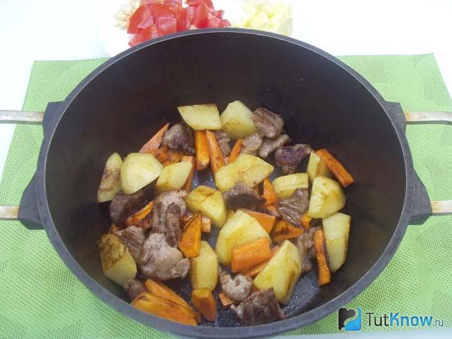 К мясу добавлен картофель