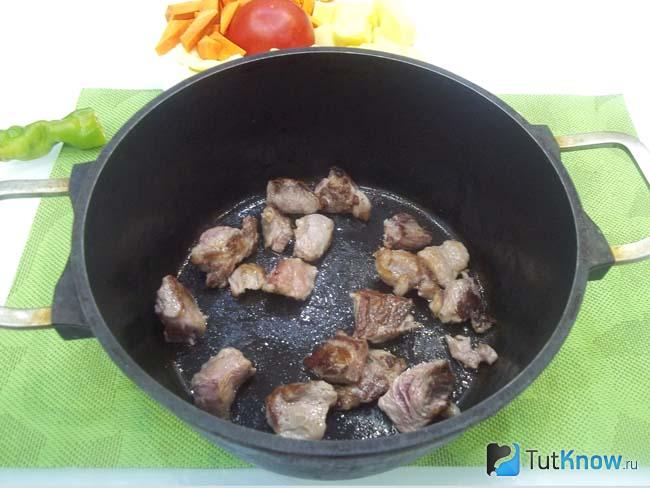 Мясо нарезано кусочками и жарится в сковороде